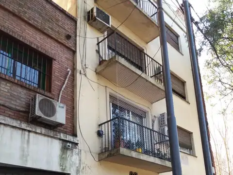 Vendo. Dpto. excelente estado, 3 ambientes contra frente. Expensas baratas!!!