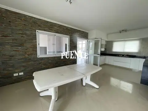 Casa 6 ambientes con 5 baños