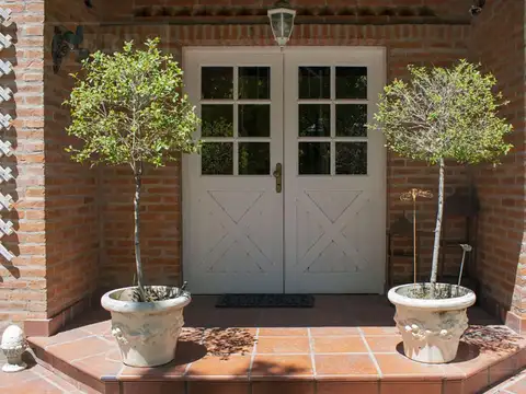 Casa 8 ambientes con 3 baños