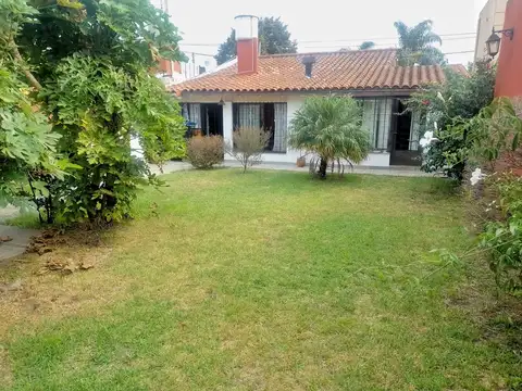 Venta Casa 4 ambientes con parque Villa Luzuriaga