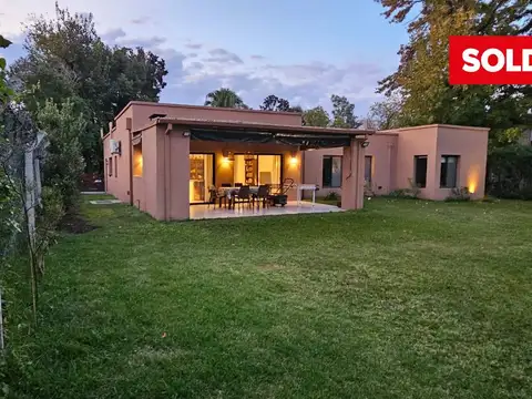 Casa en Alquiler con 2 cocheras