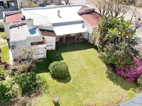 Casa 8 ambientes con 2 baños