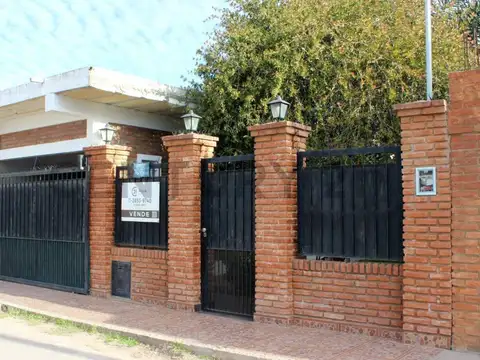 Casa en José C Paz APTA CREDITOPlanta baja: (6 años de antigüedad)- Cocina come...