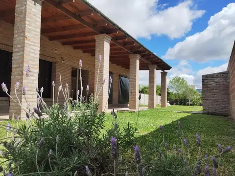 Casa de dos dormitorios, dos cocheras y ampkio jardín en El Paraíso, Ramallo
