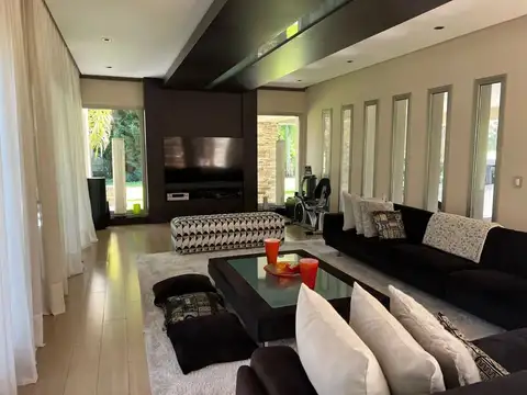 Casa 7 ambientes con 6 baños