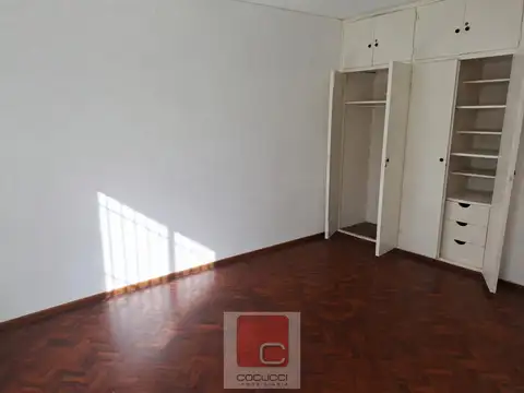 Casa 6 ambientes con 2 baños