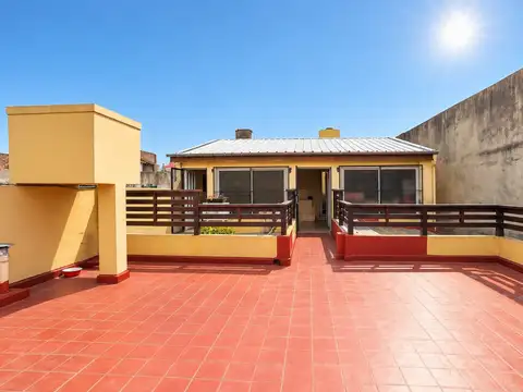 VENTA PH AL FRENTE 4 AMB CON TERRAZA Y COCHERA