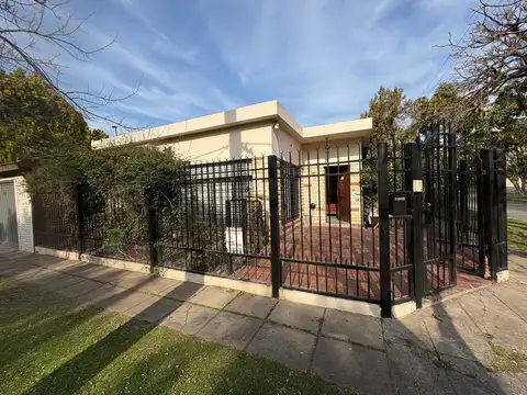 Casa en PH, tres ambientes con cochera. Ituzaingó norte.