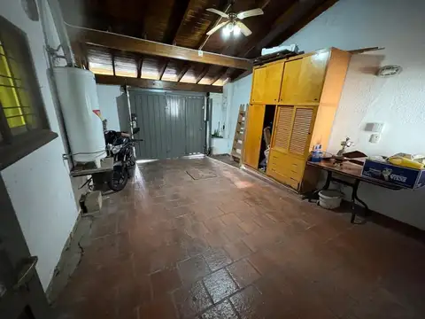 Casa en PH, tres ambientes con cochera. Ituzaingó norte.