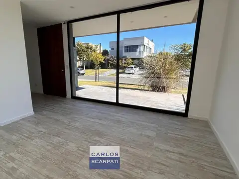 Casa 6 ambientes con 4 baños