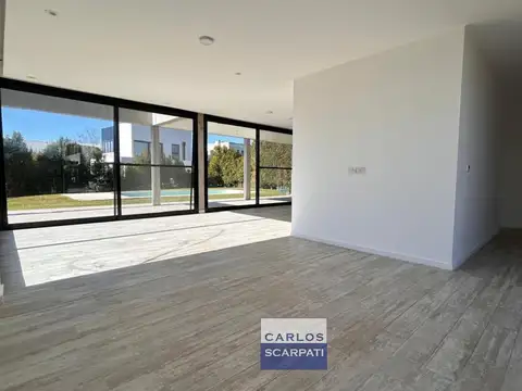 Casa en Alquiler con 3 cocheras