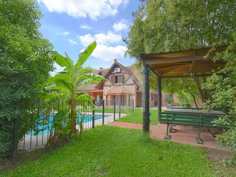 Casa en Venta en Las Glorias, USD 250.000