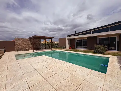 Casa 8 ambientes con 3 baños