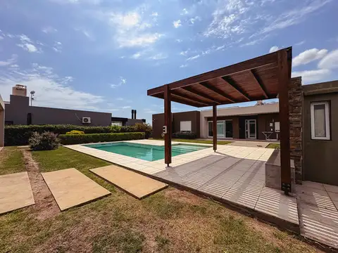 CASA DE CATEGORÍA EN VILLAGE DEL BRIGADIER – ENTORNO NATURAL Y PERFIL EXCLUSIVO
