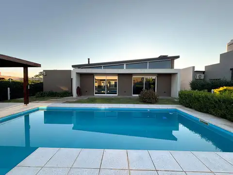 CASA DE CATEGORÍA EN VILLAGE DEL BRIGADIER – ENTORNO NATURAL Y PERFIL EXCLUSIVO