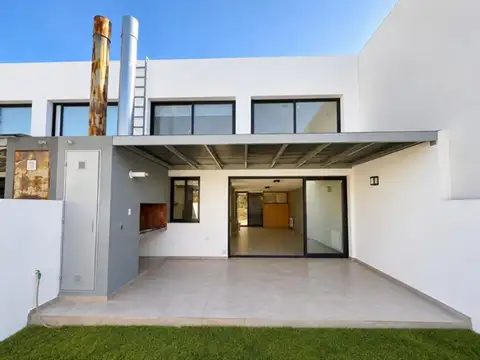 Casa 4 ambientes con 3 baños