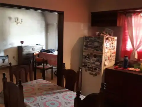 OPORTUNIDAD  HERMOSA CASA CASTELAR 5 AMB DE 240 M2, 2 COCHERAS, SOBRE LOTE DE 345 M2