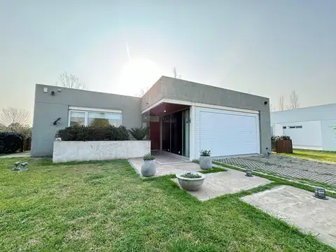 Casa de 2 dormitorios, galería con parrillero y pileta en La Rinconada, Ibarlucea. Barrio cerrado.
