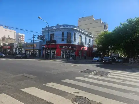 Excelente Local en esquina sobre terreno propio