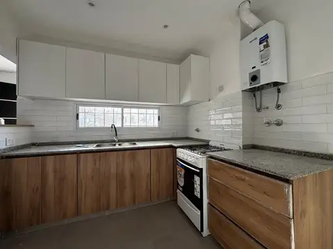 VENTA CASA 4 AMBIENTES CIUDAD JARDIN COCHERA Y PATIO