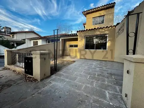 VENTA CASA 4 AMBIENTES CIUDAD JARDIN COCHERA Y PATIO