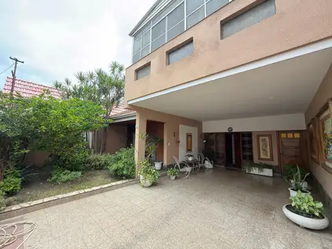 CASA 4 AMBIENTES CON PATIO COCHERA Y TERRAZA CON QUINCHO CUBIERTO
