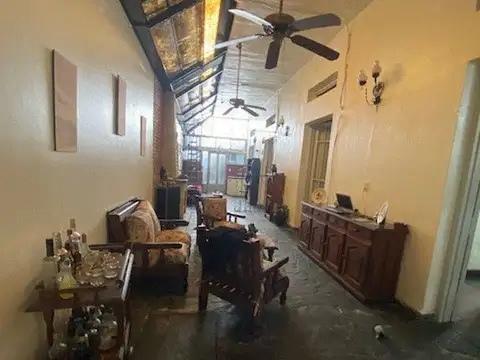 CASA CON COCHERA Y QUINCHO