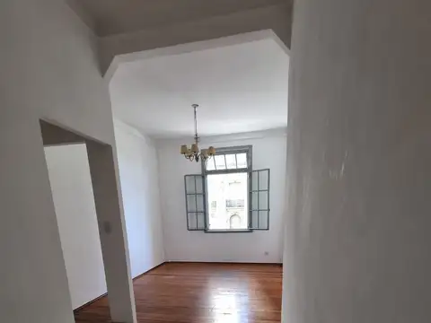 DEPARTAMENTO EN ALQUILER DE 4 AMBIENTES CONSTITUCION CON VISTA A LA AVENIDA- MUY LUMINOSO- EXCELENTE