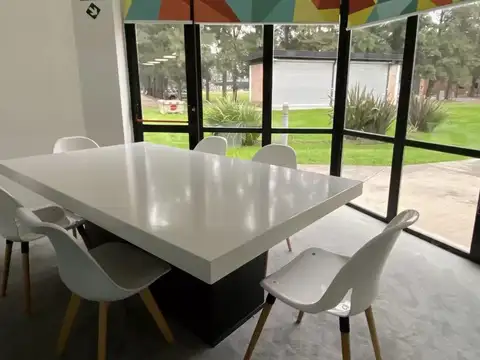 Oficina en Alquiler con 1 cochera