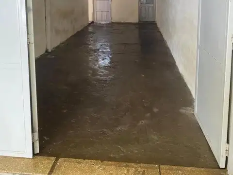 VENTA - CASA DOS DORMITORIOS CON COCHERA - CASILDA