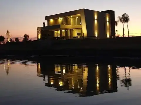 Av Boulevard Plaza 100