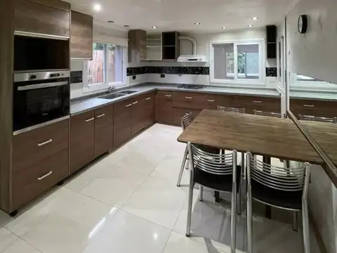 Casa en Alquiler con 4 cocheras