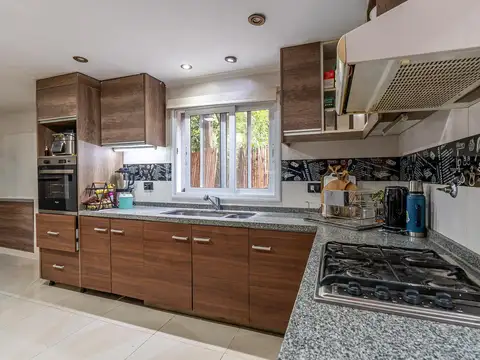 Casa en Alquiler con 2 cocheras