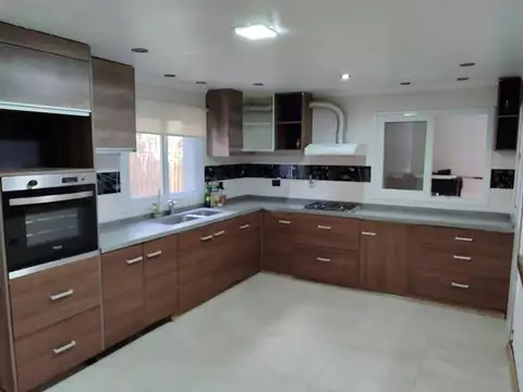 Casa 5 ambientes con 3 baños