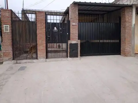 CASA 2 AMBIENTES AMPLIOS A REFRACCIONAR CON PATIO Y COCHERA CASTELAR SUR