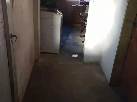 CASA 2 AMBIENTES AMPLIOS A REFRACCIONAR CON PATIO Y COCHERA CASTELAR SUR