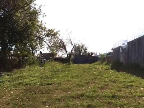 Amplio terreno con todos los servicios.