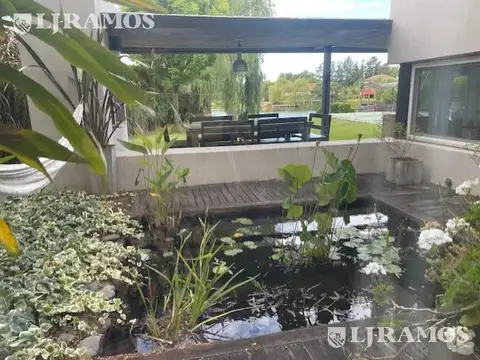 Casa 8 ambientes con 4 baños