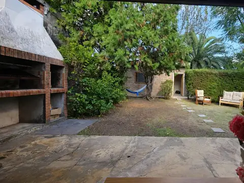 Venta Casa 3 Ambientes Con Patio y Garage en Isidro Casanova-APTO CREDITO