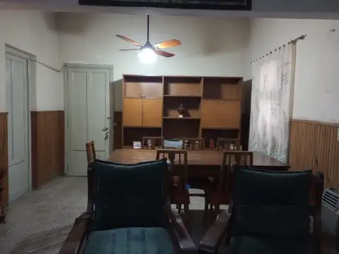 VENTA CASA céntrica sin cochera.-