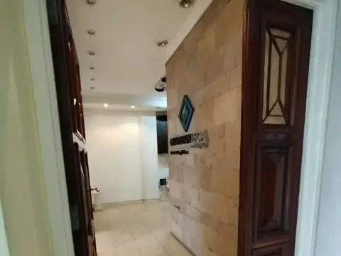 Oficina de categoría en planta baja con recepción y 4 despachos