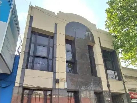 Oficina de categoría en planta baja con recepción y 4 despachos