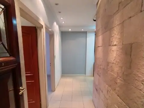 Oficina de categoría en planta baja con recepción y 4 despachos