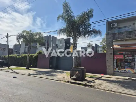 VIVA + Departamento 3 ambientes con jardín propio,  placards, caldera radiadores,  cochera en condominio 