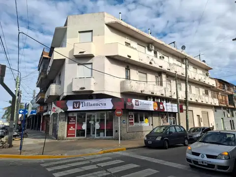 DPTO 2 AMB. Y MEDIO, AL FRENTE, SOBRE AVENIDA CROVARA