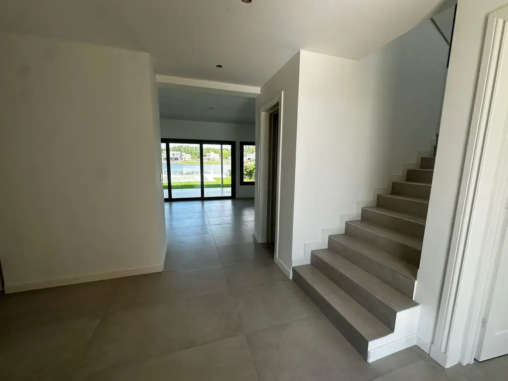 Casa - 216  m² Cubierta | 4 dormitorios | A Estrenar | 3 baños | 6 ambientes | 4 cocheras