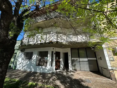 Departamento con 2 dormitorios y balcón al frente