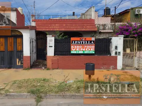 Casa 3 amb. y dpto 2 amb c/ cochera 147 m² - lote propio - En Block - Ciudadela