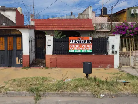 Casa 3 amb. y dpto 2 amb c/ cochera 147 m² - lote propio - En Block - Ciudadela