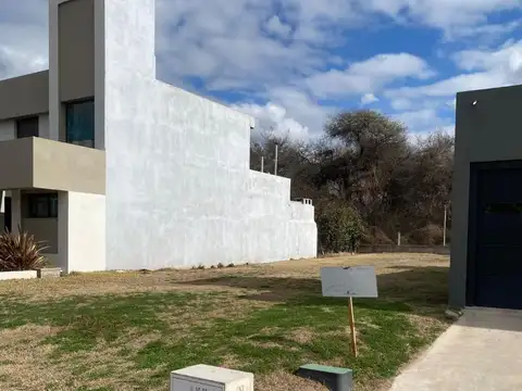 Lote con ESCRITURA en Docta AVENIDA listo para construir 